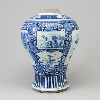 A blue and white vase, Qing dynasty, 19th Century.