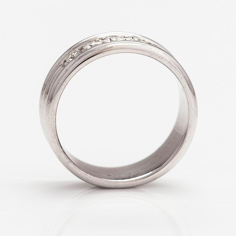 A 14K white gold ring with diamonds ca. 0.15 ct in total.
