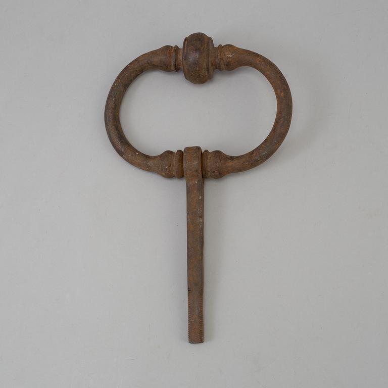 A 17TH CENTURY CAST IRON DOOR KNOCKER.