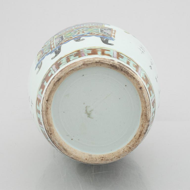 A porcelain urn, China, early 20th century.