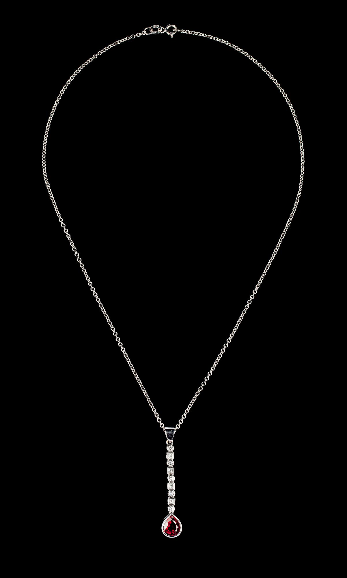 COLLIER, droppslipad rubin, 3.10 ct samt briljant- och prinsesslipade diamanter, tot. 0.44 ct.