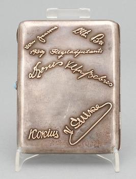 CIGARETTEUTI, silver, Bernhard Bergholtz Riga Lettland, 1920-tal. Total vikt ca 178 gram.