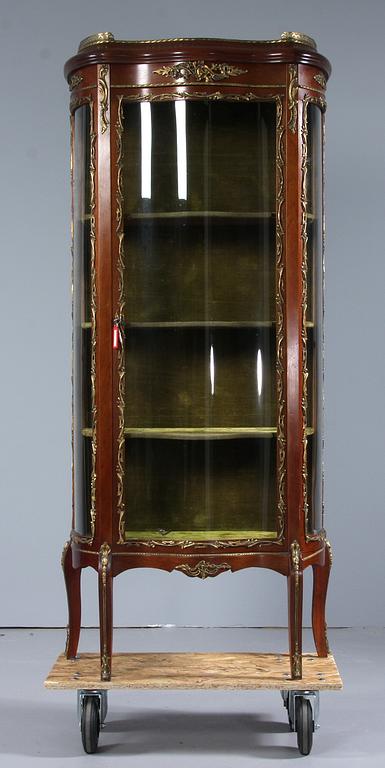 VITRINSKÅP, rokokostil, 1900-tal.