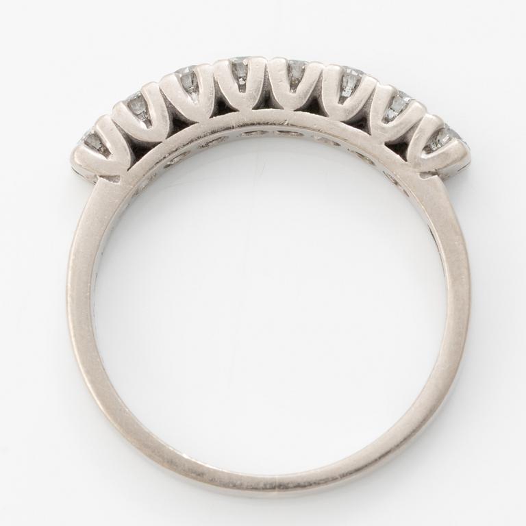 Ring in 18K white gold with brilliant-cut diamonds.