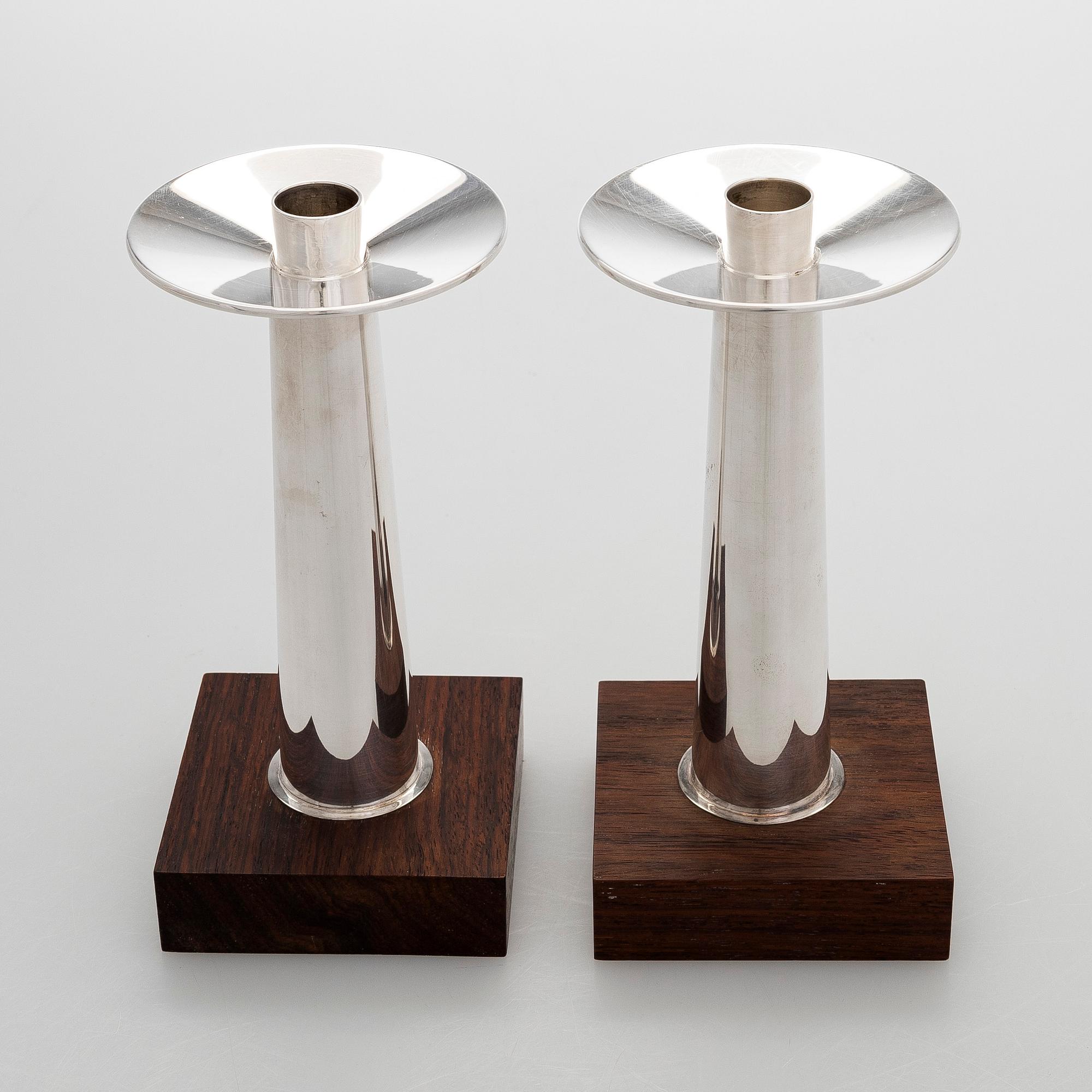 Eero Rislakki, Kynttilänjalkapari, hopeaa ja palisanteria, Kultakeskus Hämeenlinna 1965.