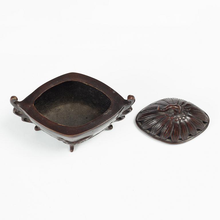 A Japanese bronze censer, Meiji (1868-1912).
