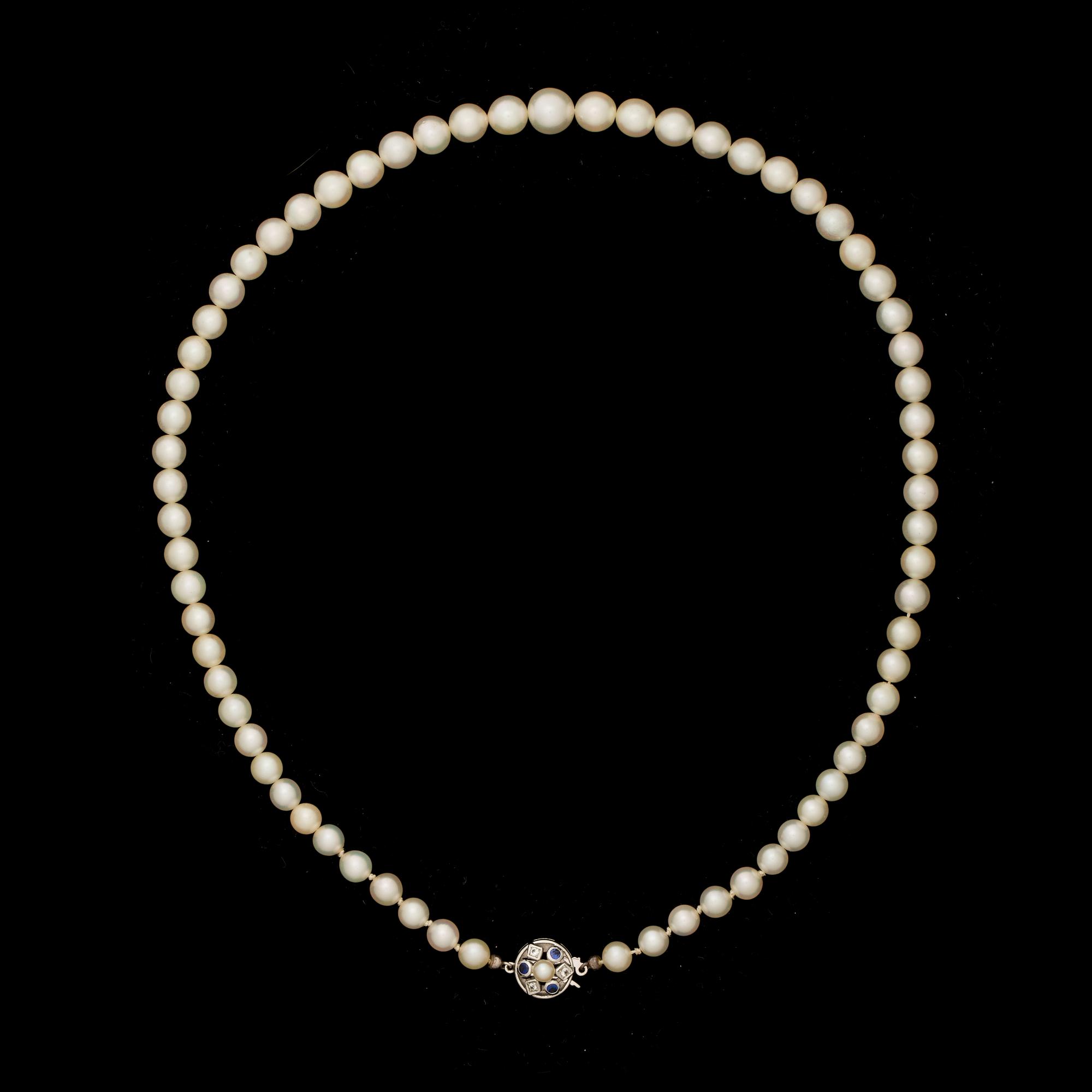 COLLIER, odlade pärlor, lås i 18 k vitguld med blåa samt vita stenar.