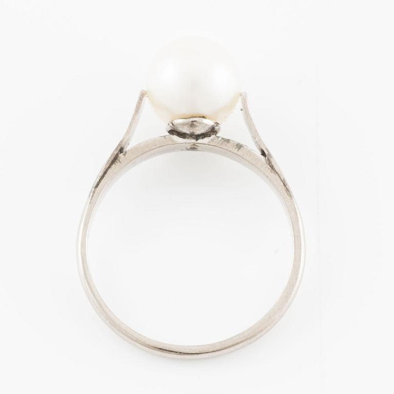 Ring 14K gold with a cultured pearl.