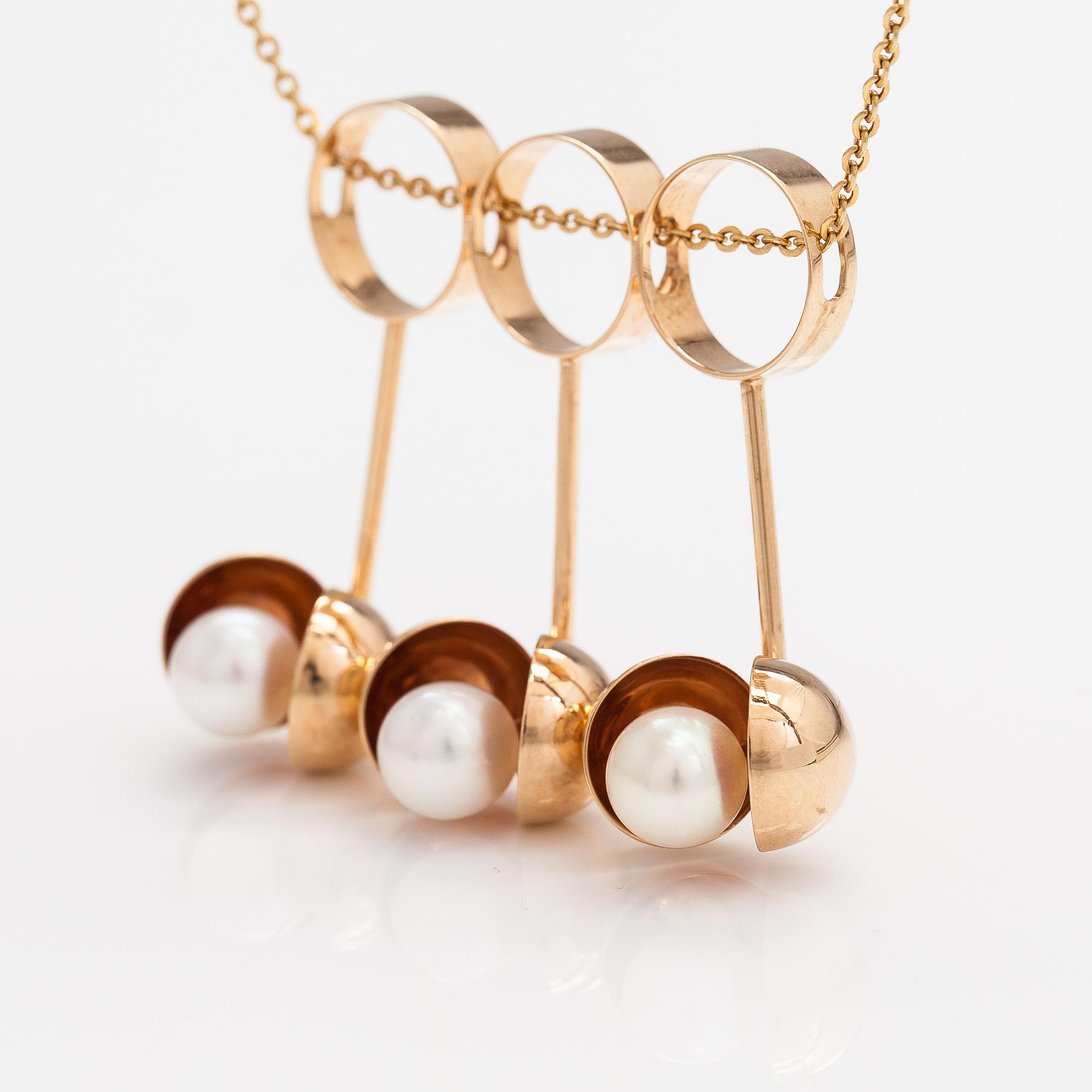 Olli Auvinen, A 14K gold and cultured pearls necklace. Westerback, Helsinki 1967.