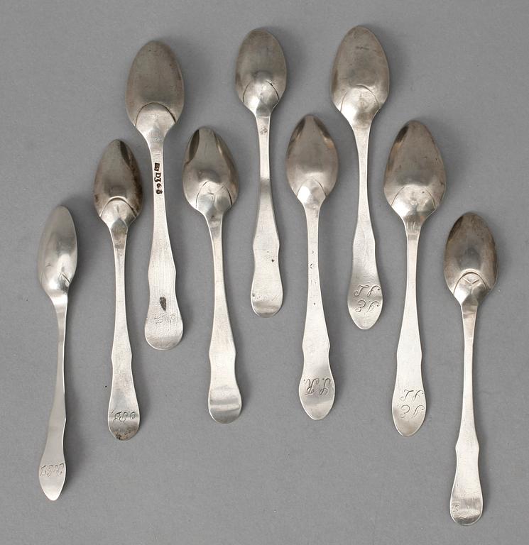 TESKEDAR, sk Fiolmodell, 9 st, 1800-talets första hälft, bl a Ramberg, Helsingborg. Tot vikt: 91 gram.