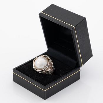 Ring, silver with mabé pearl.