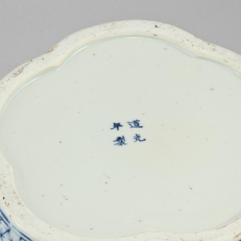 BURK MED LOCK, porslin, Japan, 1800/1900-tal.