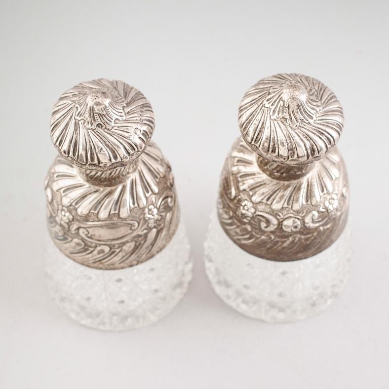 FLAKONGER, 1 par, glas och silver, viktorianska,  London 1886.