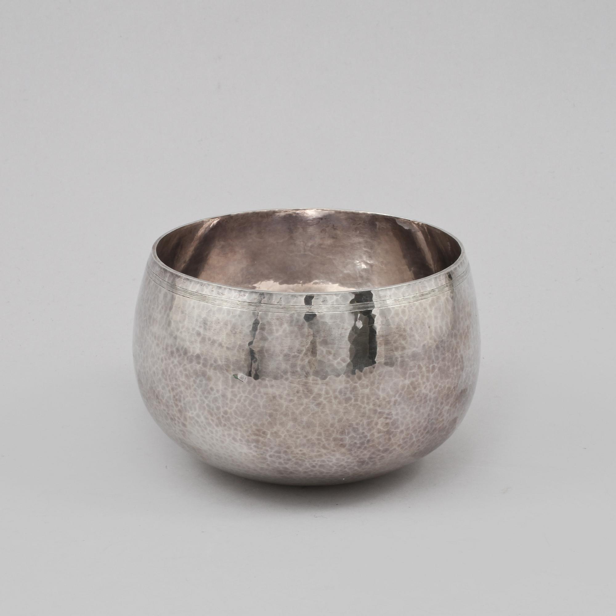 SKÅL, sterlingsilver, Martin Öhman, Halmstad, 1984. Vikt 332 g.