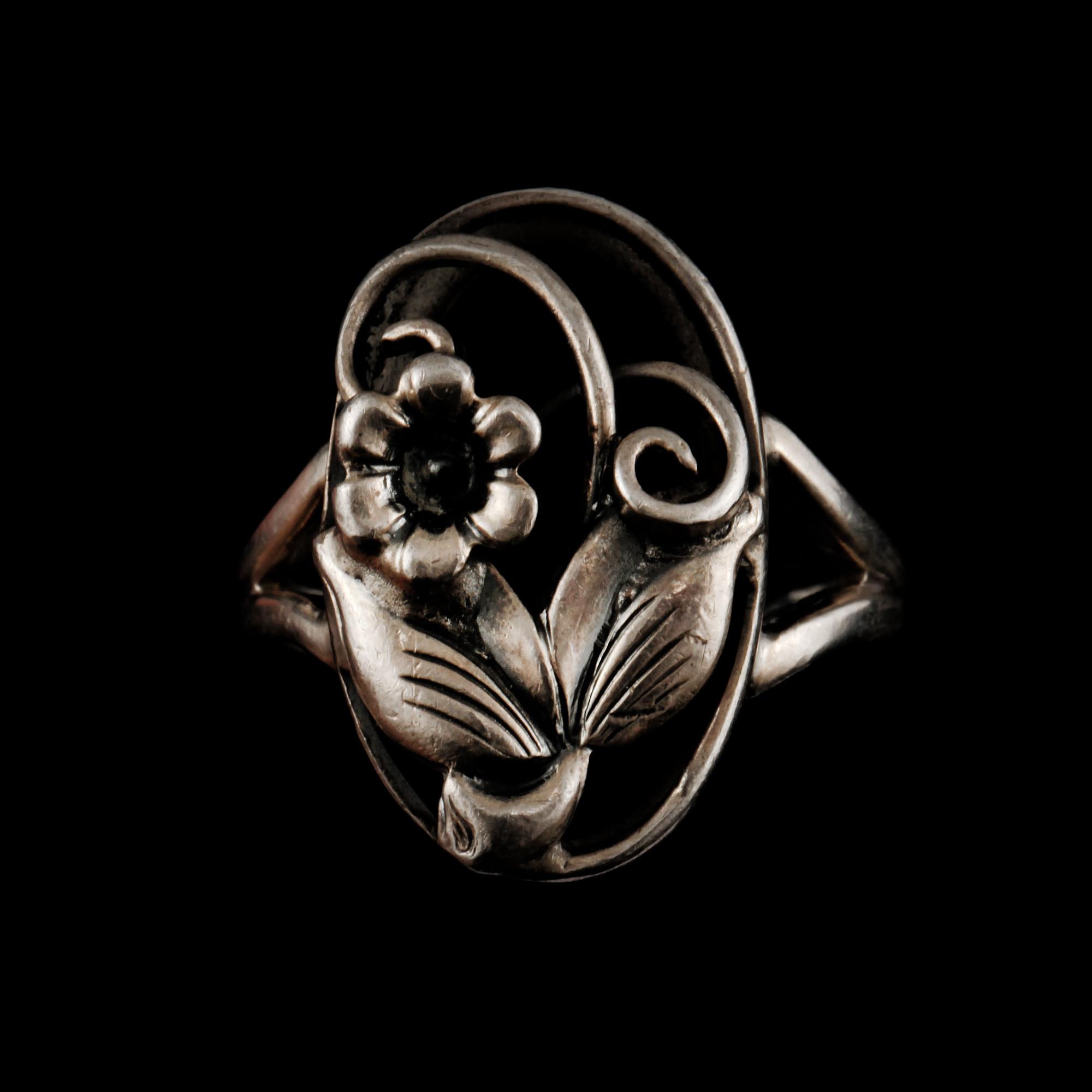 ÖRHÄNGEN, ett par, samt RING, silver, Stockholm, 1954. Vikt 13 g.