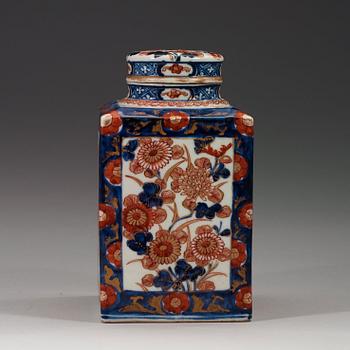 An imari tea caddie, Qing dynasty, Kangxi (1662-1722).