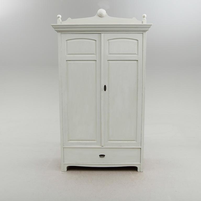 KLÄDSKÅP, omkring år 1900.