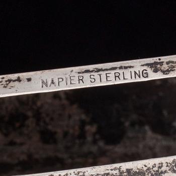 BESTICK, 35 delar, silver och nysilver, engelska, finska, ryska stämplar, 1845-1900-talets mitt. Total silvervikt 465 g.