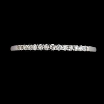 RINGAR, 1 par, 14K vitguld, briljantslipade diamanter tot ca 0.50 ct. Total vikt ca 3 g.