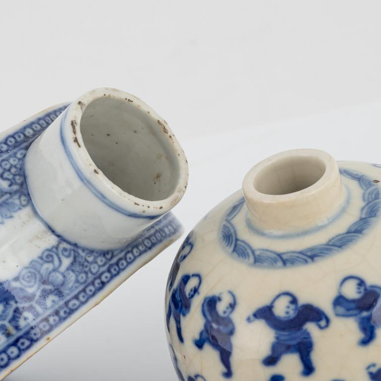 Ask med lock, två stycken, tedosa, samt vas, porslin. Kina, 1700/1900-tal.