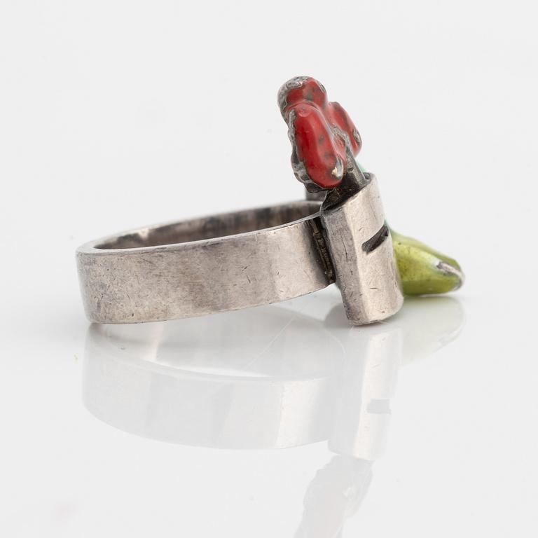 Ernst Billgren, ring, sterlingsilver och emalj ,"Riddaren och anden", Sebastian Schildt, Stockholm 1991.