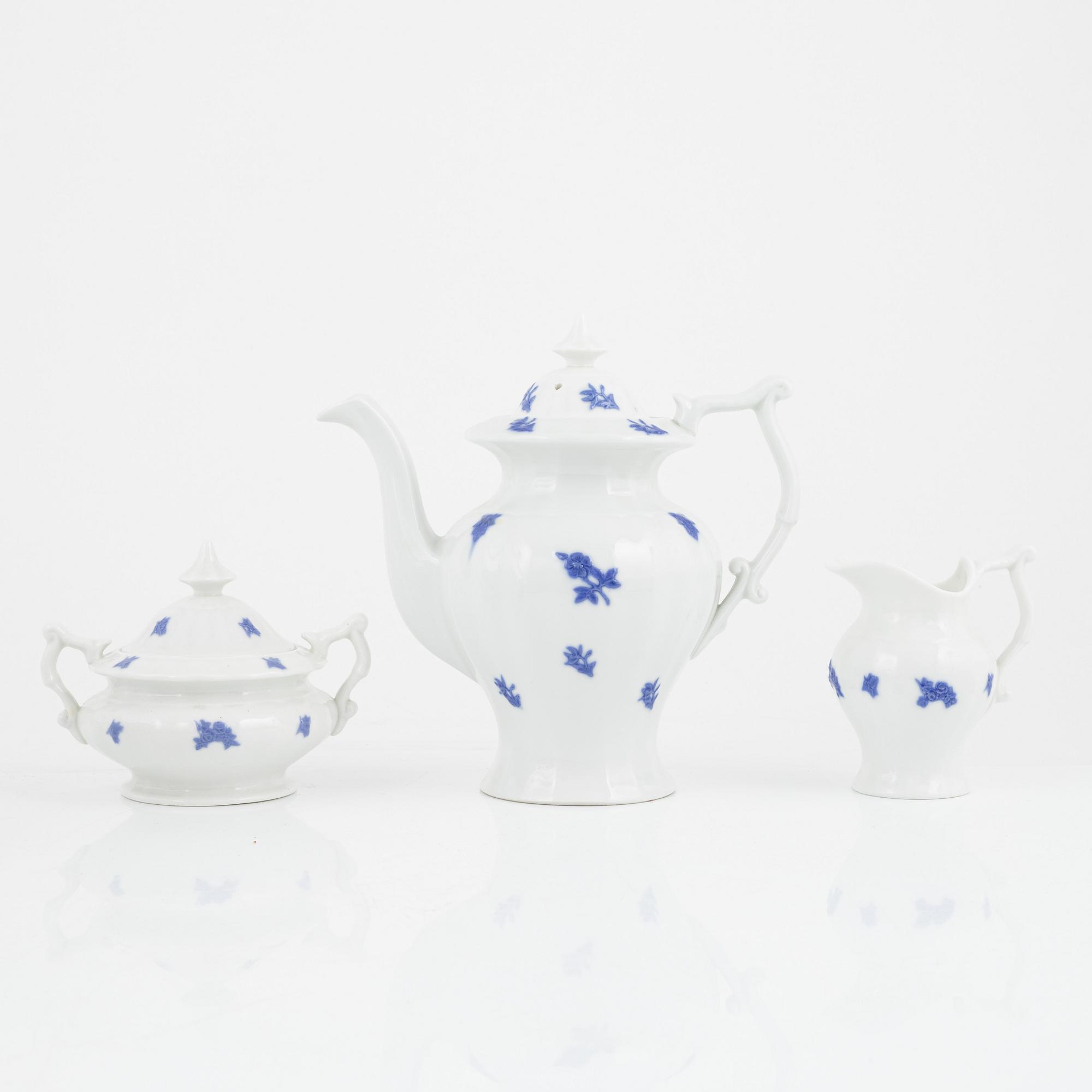 Rörstrand, a porcelaine coffee- and dinner service, 'Blå Blom' (74 pieces).