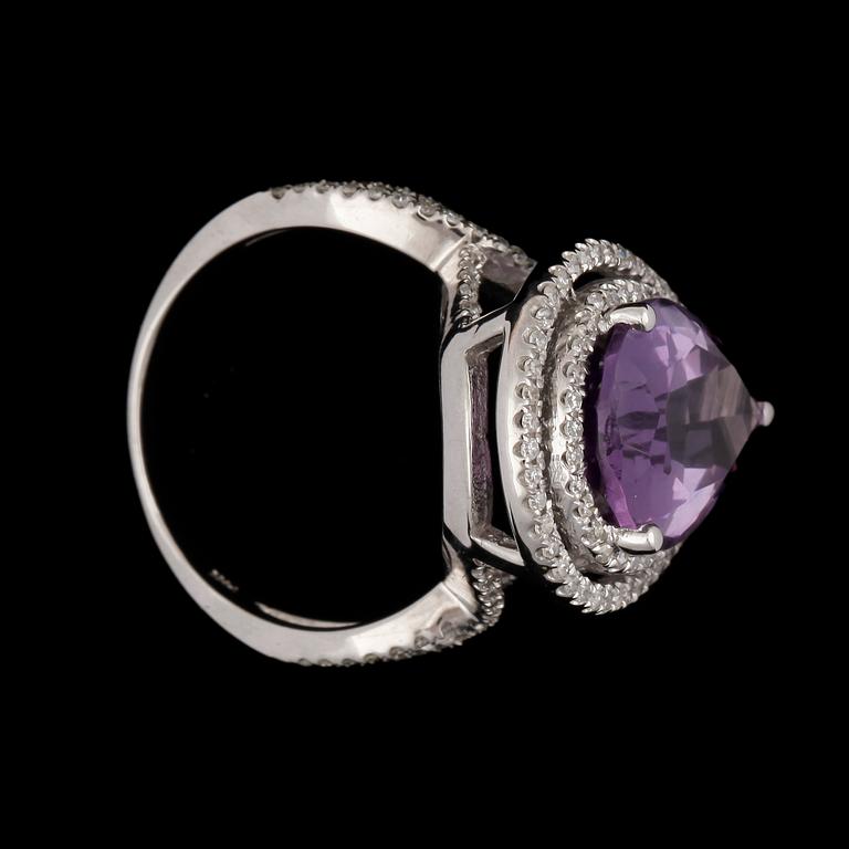 RING, 14k vitguld, droppformad ametist och små briljantslipade diamanter. Vikt ca 5,2 gram.