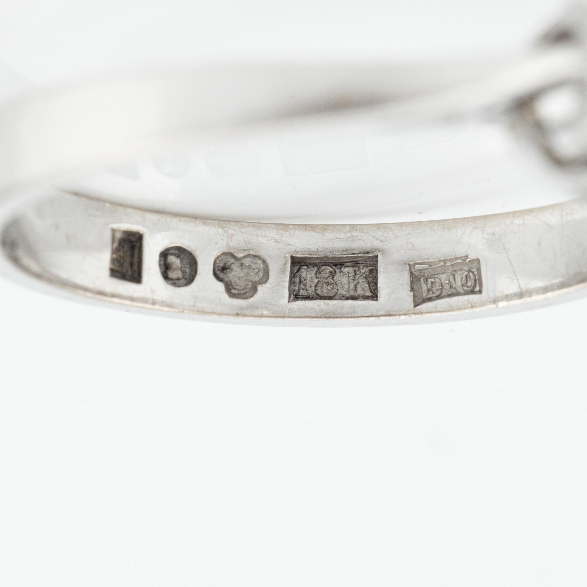 Ring in 18K white gold with brilliant-cut diamond.