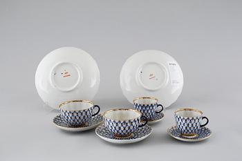 22 pieces of porcelain tableware, model "Cobolt net" from Lomonosov in Sovjet, late 20th century.