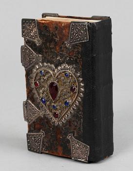 PSALMBOK, skinnpärm med silverbeslag samt filigranarbete och färgade glasstenar. 1800-talets mitt.