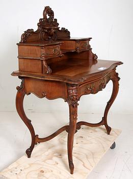 DAMSKRIVBORD, rokokostil. 1900-talets början.