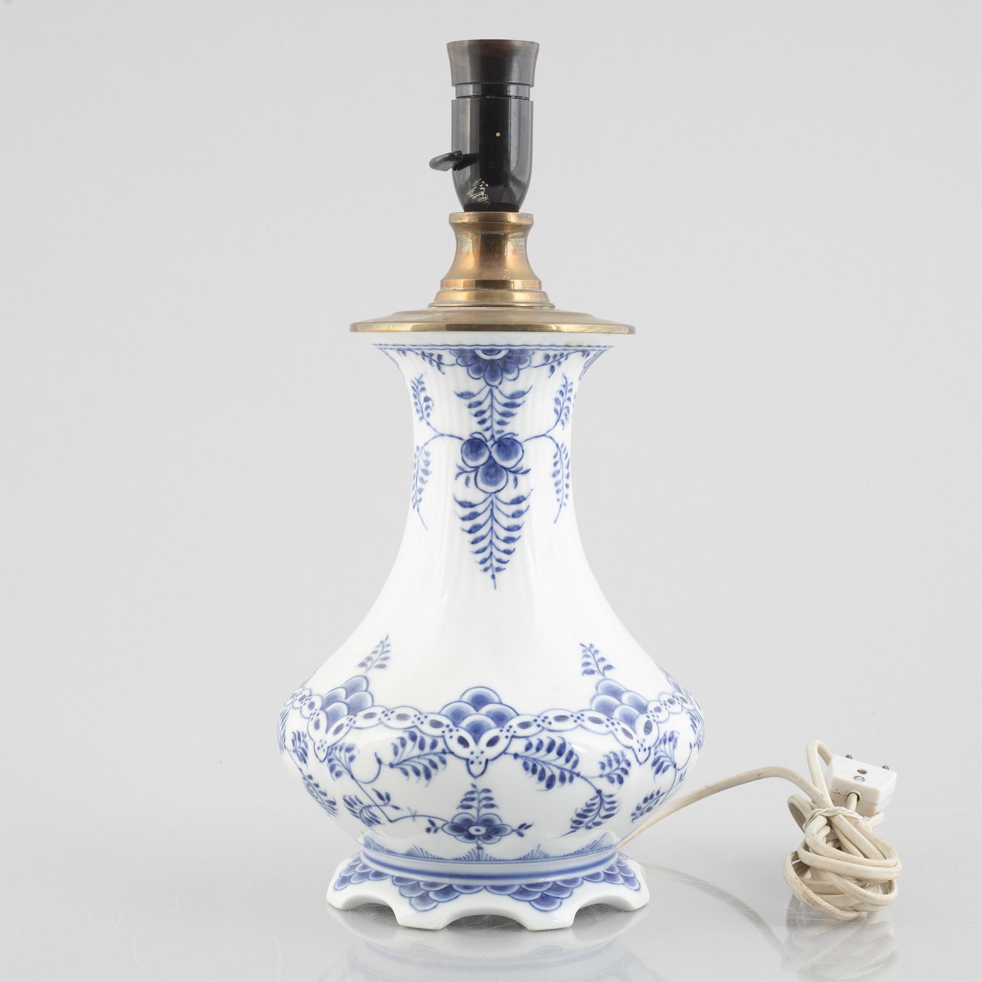 Bordslampa, porslin, Royal Copenhagen, "Musselmalet", modellnummer 1212, post 1923.