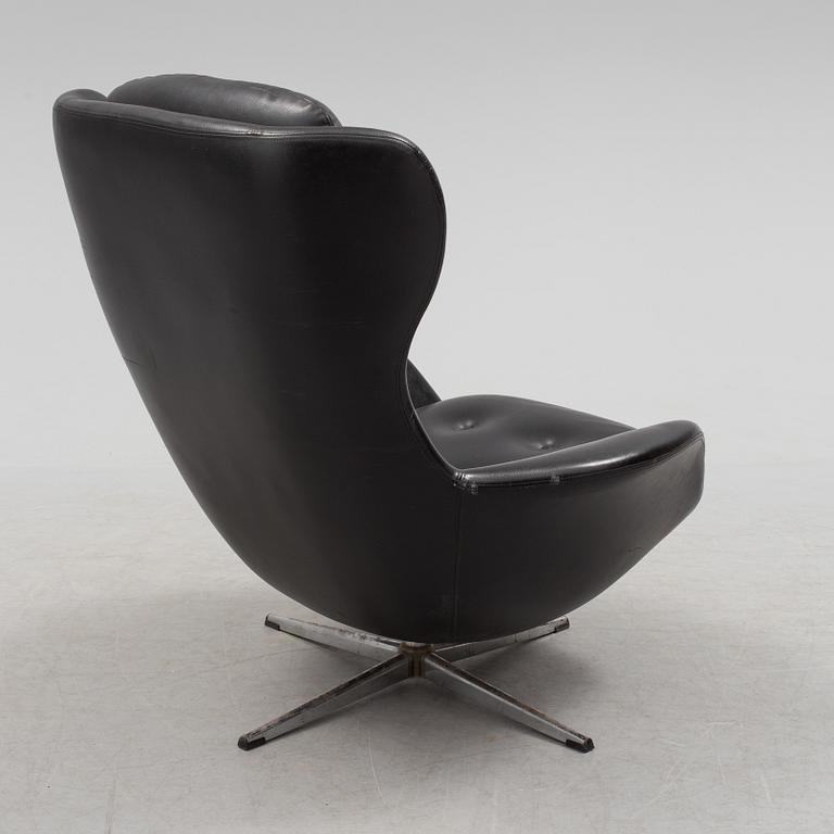 A 1950s/1960s easy chair.