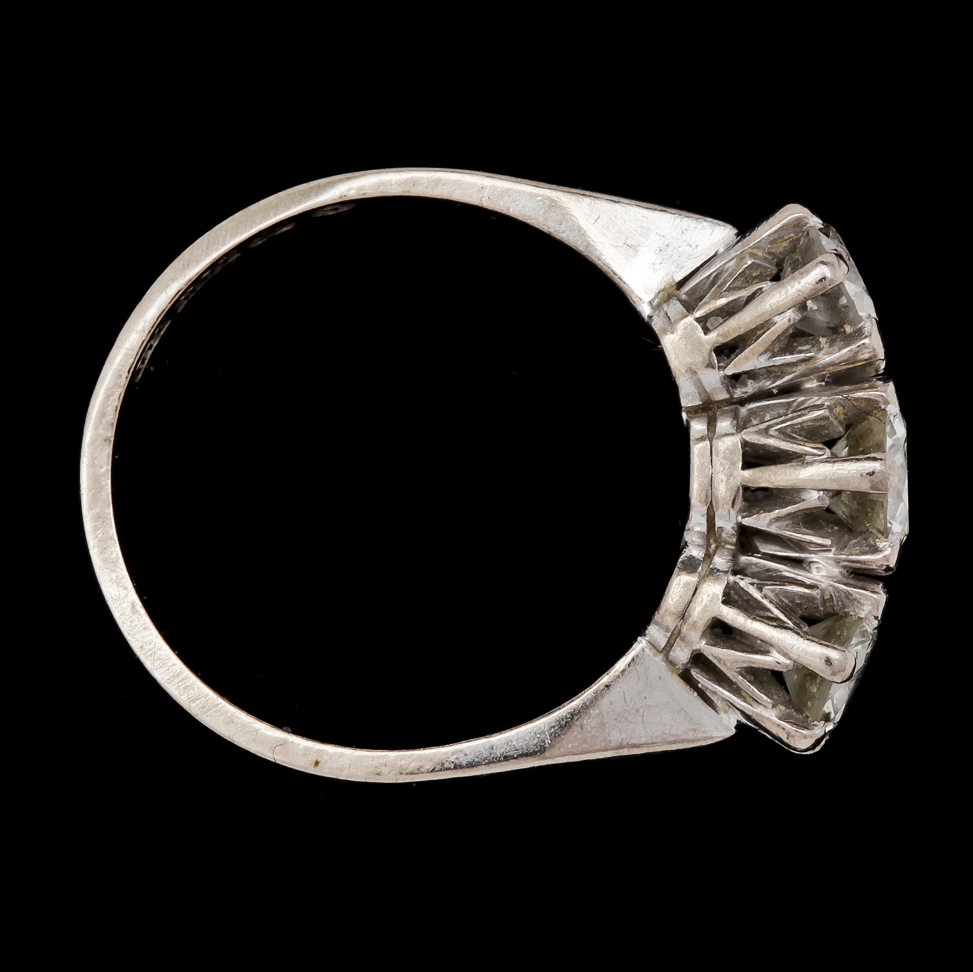 RING, 18k guld med tre briljantslipade diamanter, tot ca 1.10 ct, 1983.