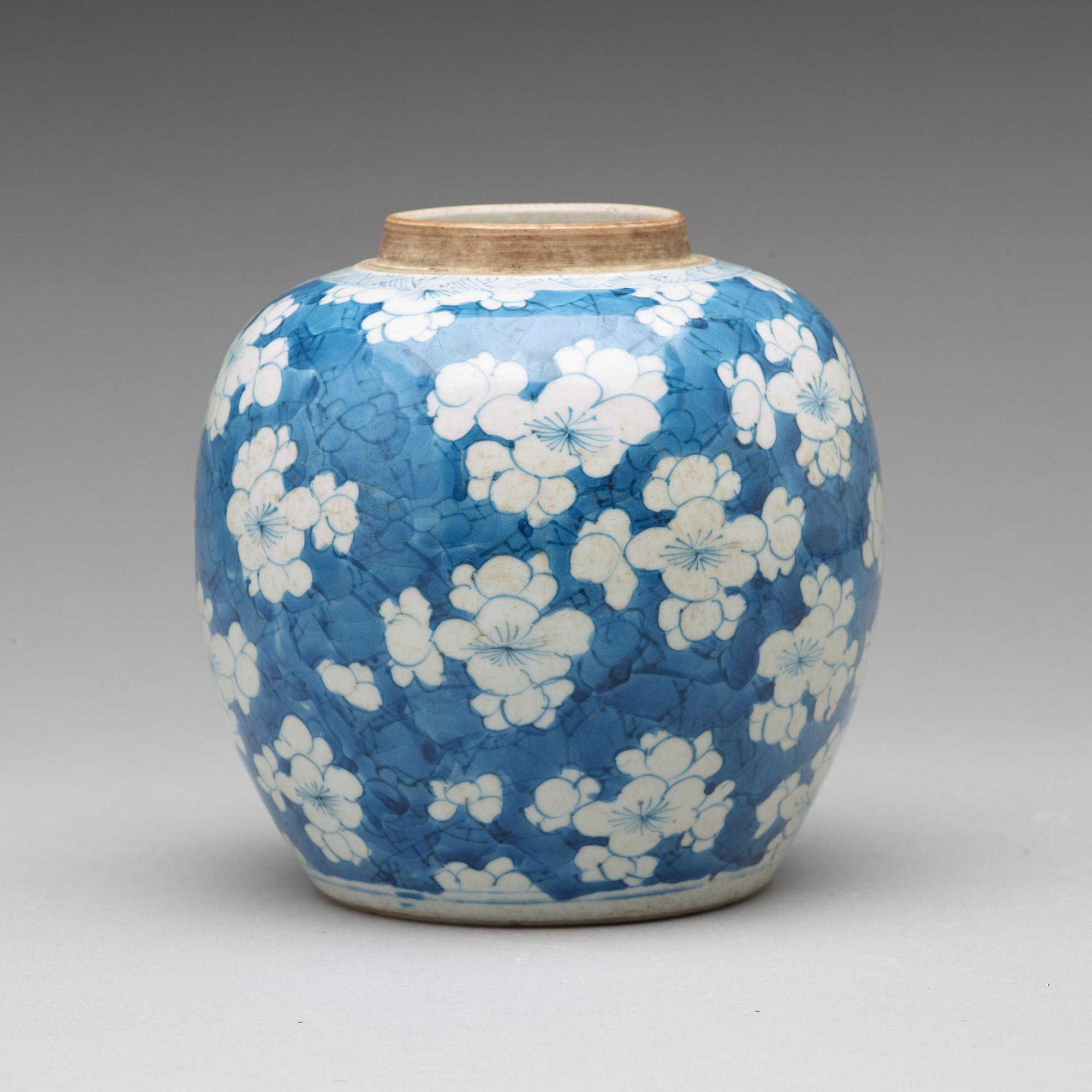 A blue and white jar, Qing dynasty, Kangxi (1662-1722).