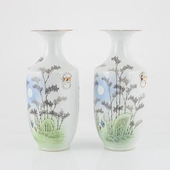 Vaser, ett par, porslin, Kina, 1900-tal samt tallrik, porslin, Kina, Qianlong (1736-95).