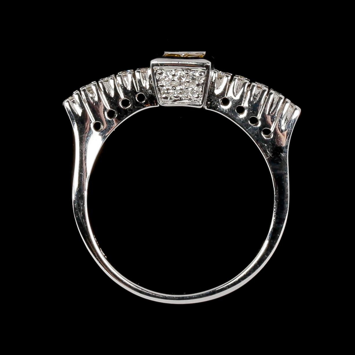 RING, 18k vitguld med gula safirer och smådiamanter, tot ca 0.22 ct.