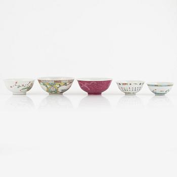 A group of five Chinese porcelain bowls, 20th century.