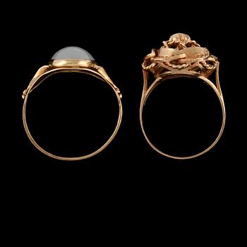 RINGAR, 2 st, 14 respektive 18k guld samt månsten, delvis Finland, 1973. Vikt 7 g.