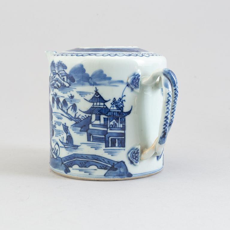 Two teapots with cover, Qing dynasty, late 19th century.