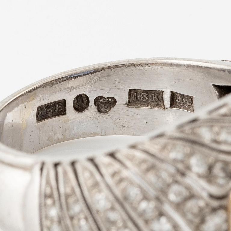 A ring in 18K white gold with a faceted sapphire and eight-cut diamonds.