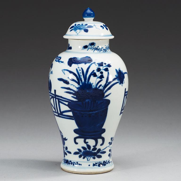 A blue and white vase with cover, Qing dynasty, Kangxi (1662-1722).