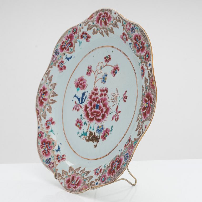 A Chinese porcelain dish, Qing dynasty, Qianlong (1736-95).