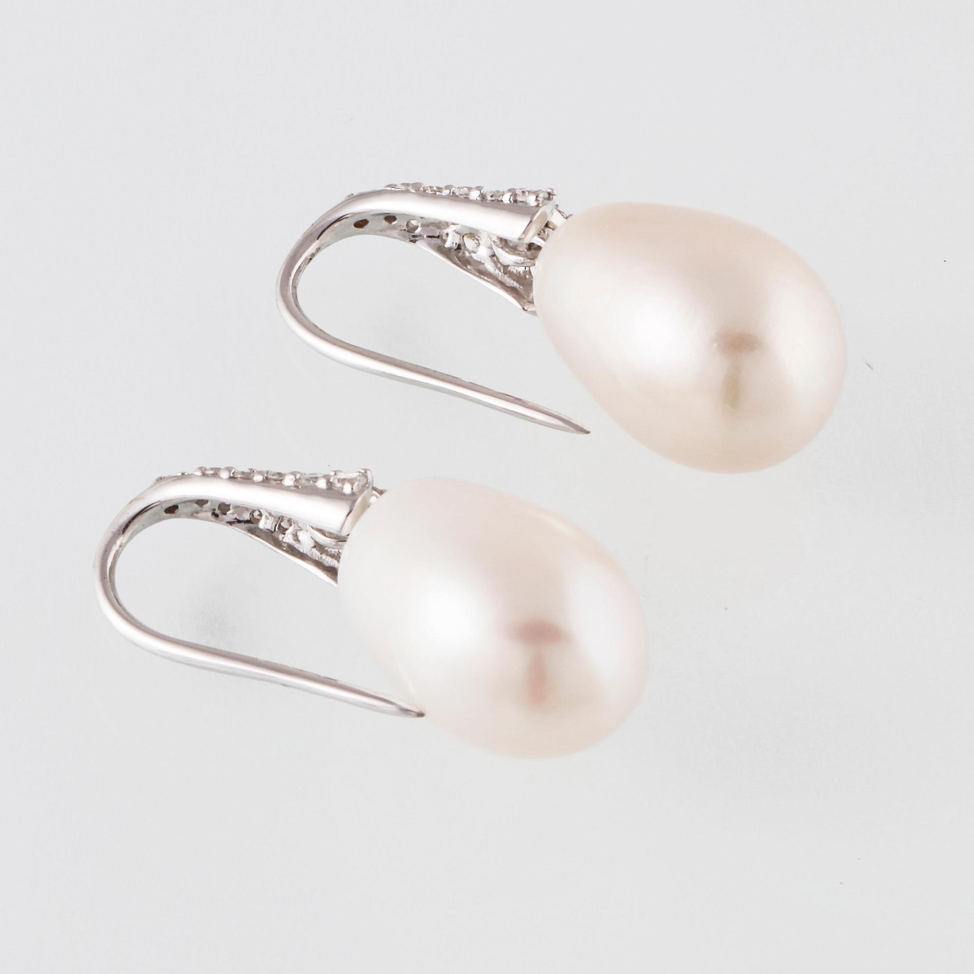 ÖRHÄNGEN, 18K vitguld med odlade pärlor samt briljantslipade diamanter ca 0.59 ct. Vikt 8,9 gram.