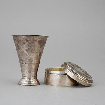 BÄGARE samt LOCKASK, Silver, 1800-tal. Tot vikt ca 101 g.
