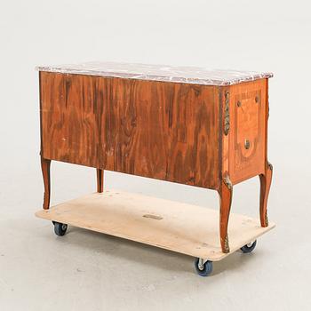 A mid 1900s Gustavian style mahogany dresser.