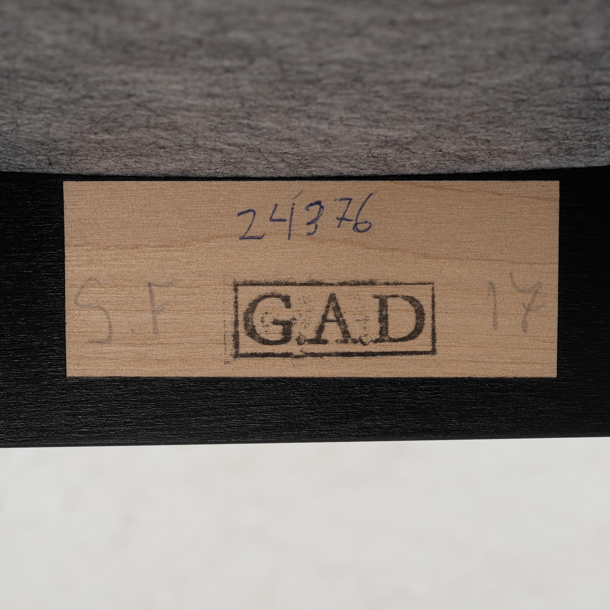 GAD, tre stolar samt en pall, modell "Fole" samt "Endre", samtida.