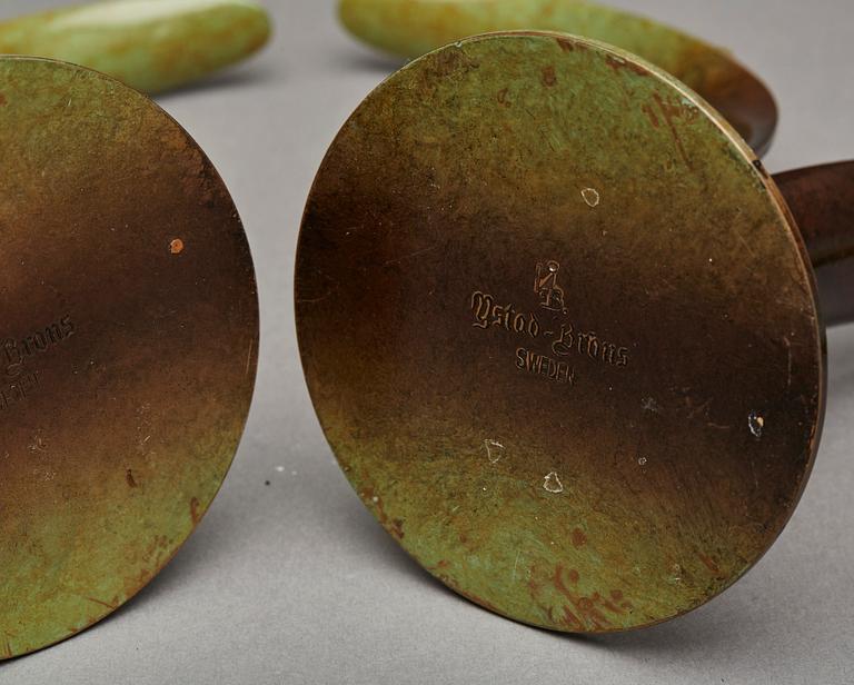 LJUSSTAKAR, ett par, grönpatinerad brons, Ystad-Metall, "Liljan", Ivar Ålenius Björk.