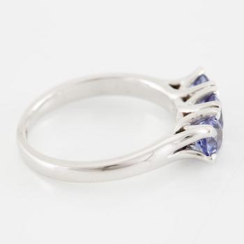Ring 14K white gold with three tanzanites.