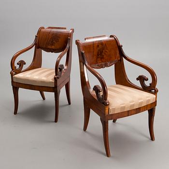 ETT PAR BIEDERMEIER STOLAR, Ryssland ca 1820-30-tal.